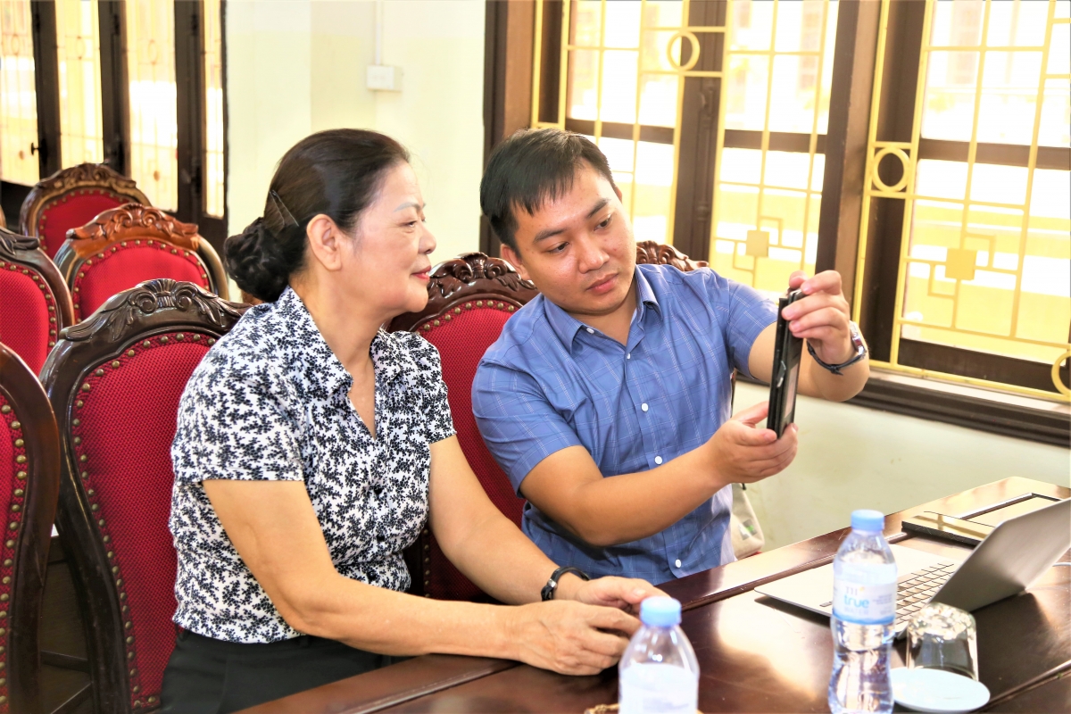 Người biết nhiều hướng dẫn người biết ít hơn Người biết nhiều hướng dẫn người biết ít hơn
