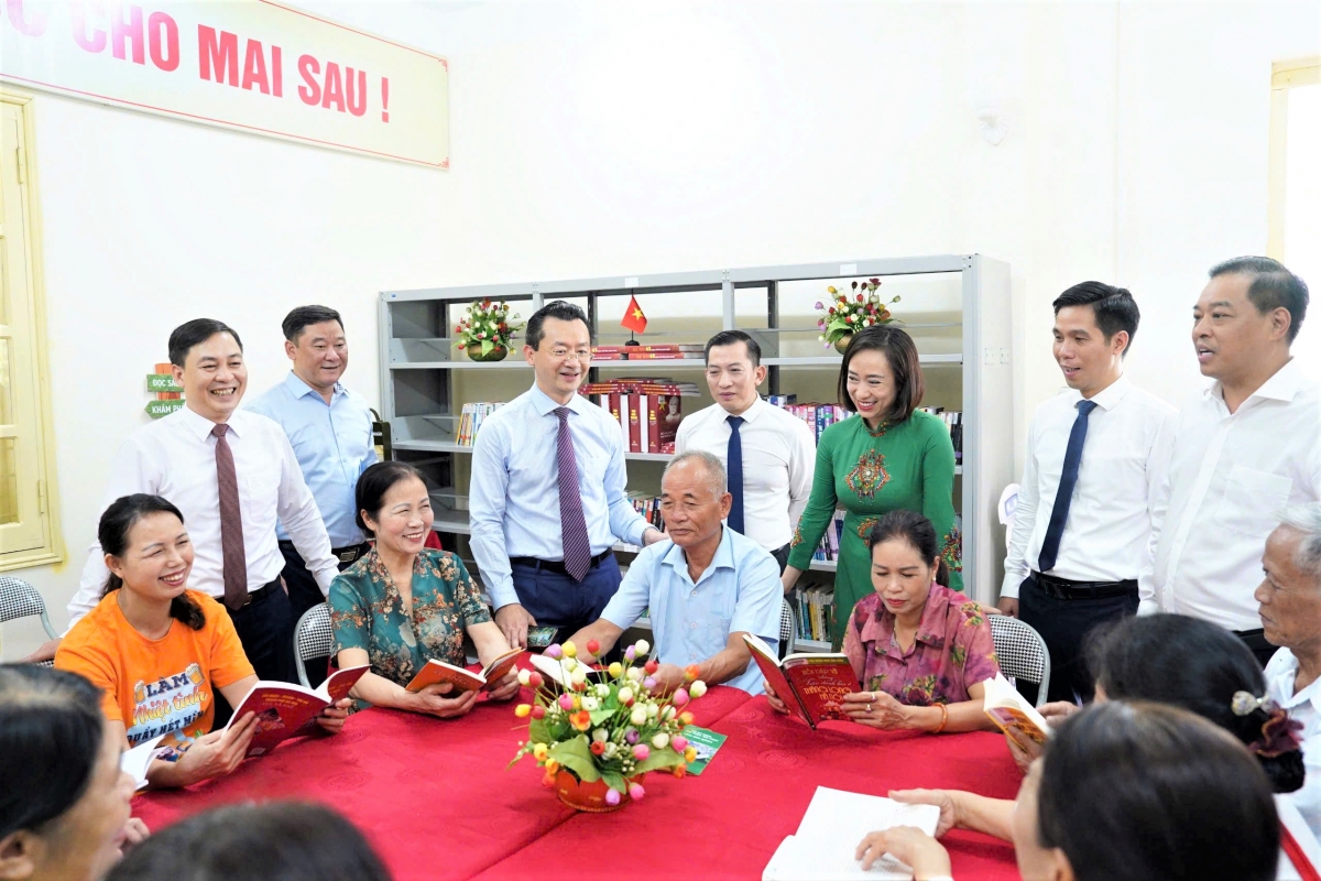 Các đại biểu tham quan mô hình