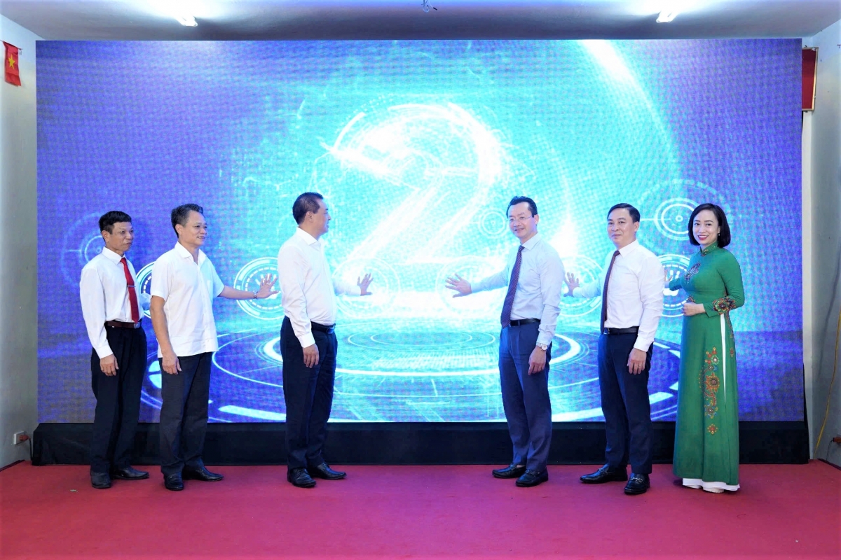 Các đại biểu thực hiện nghi lễ khai trương mô hình Nhà văn hóa hạnh phúc và mô hình Chăm sóc sức khỏe người cao tuổi phường Phúc Lợi