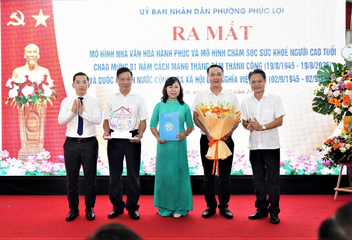 Trao quyết định mô hình chăm sóc sức khỏe người cao tuổi phường Phúc Lợi