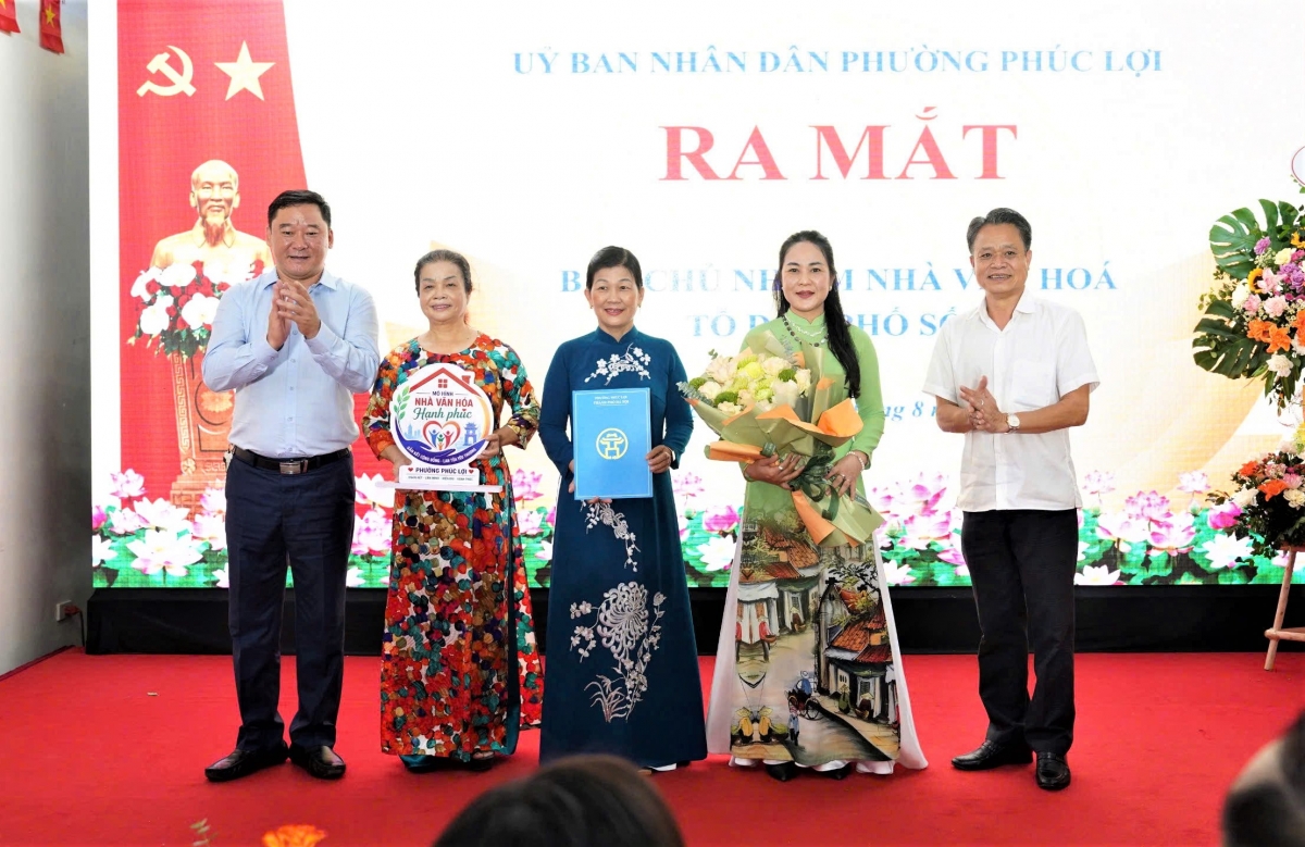 Trao quyết định thành lập mô hình Nhà văn hóa hạnh phúc phường Phúc Lợi, TP Hà Nội