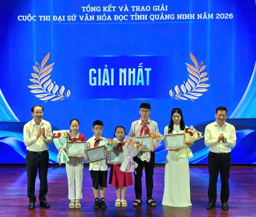 Ban tổ chức trao thưởng cho các thí sinh đạt Giải Nhất. Ban tổ chức trao thưởng cho các thí sinh đạt Giải Nhất.