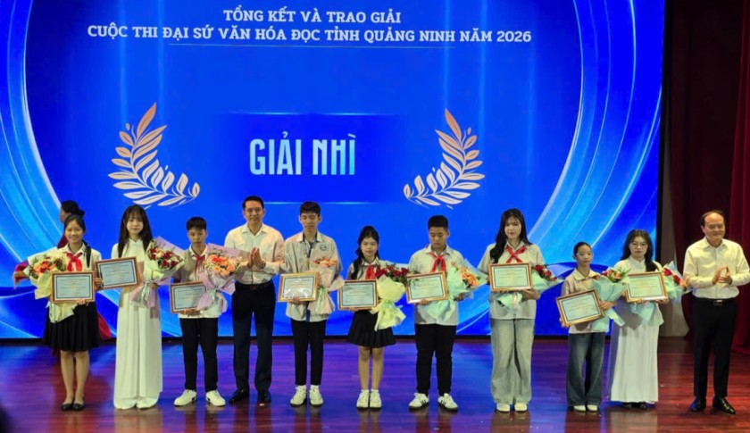 Ban tổ chức trao thưởng cho các thí sinh đạt giải Giải Nhì Ban tổ chức trao thưởng cho các thí sinh đạt giải Giải Nhì