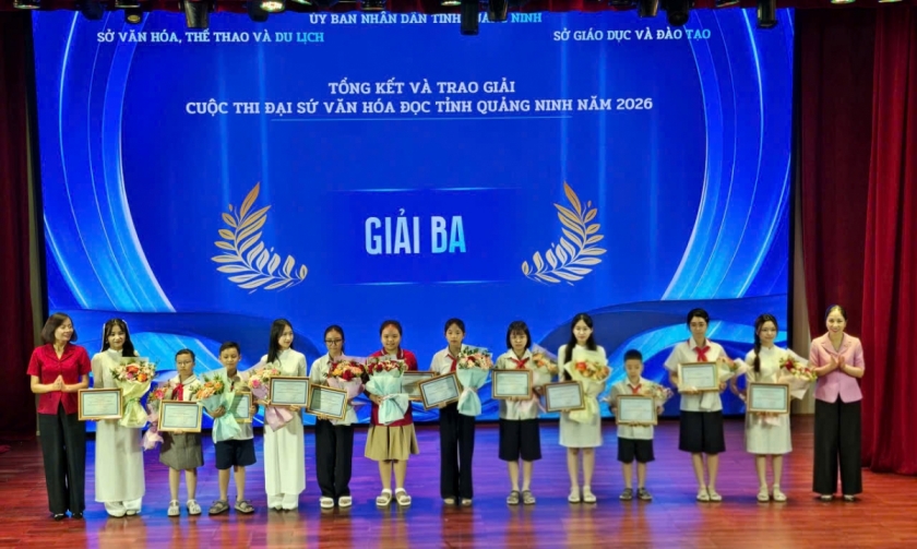 Ban tổ chức trao thưởng cho các thi sinh đạt Giải Ba. Ban tổ chức trao thưởng cho các thi sinh đạt Giải Ba.