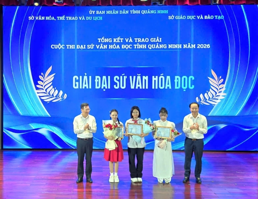 Ban tổ chức trao thưởng cho 3 thí sinh đạt danh hiệu Đại sứ Văn hóa đọc tỉnh Quảng Ninh năm 2026. Ban tổ chức trao thưởng cho 3 thí sinh đạt danh hiệu Đại sứ Văn hóa đọc tỉnh Quảng Ninh năm 2026.