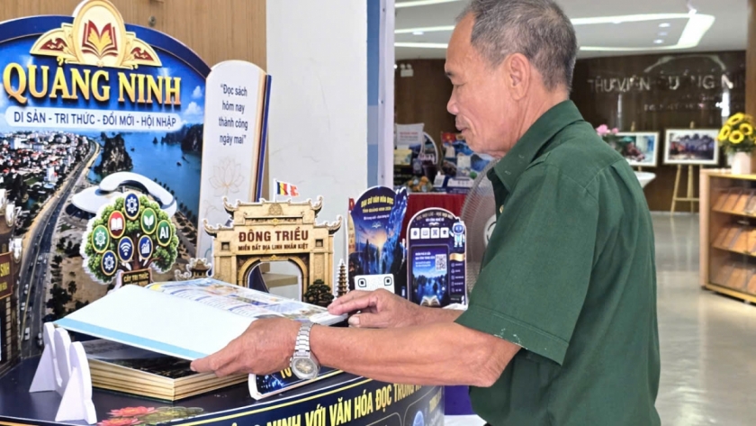 Ông Nguyễn Ngọc Hải, xem tác phẩm được trưng bày tại lễ tổng kết. Ông Nguyễn Ngọc Hải, xem tác phẩm được trưng bày tại lễ tổng kết.