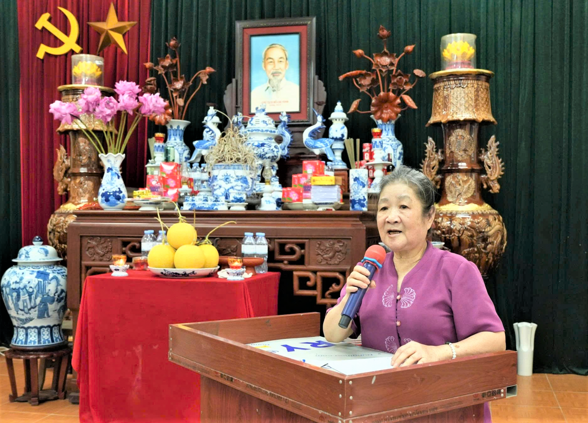 Bà Trần Thị Thắng, Chủ nhiệm CLB Vần thơ quê gốm Bát Tràng ôn lại truyền thống 19 năm hình thành và phát triển Bà Trần Thị Thắng, Chủ nhiệm CLB Vần thơ quê gốm Bát Tràng ôn lại truyền thống 19 năm hình thành và phát triển