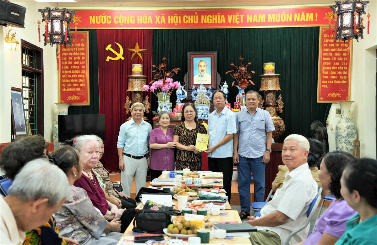 Hội Người cao tuổi xã Bát Tràng tặng quà CLB Hội Người cao tuổi xã Bát Tràng tặng quà CLB