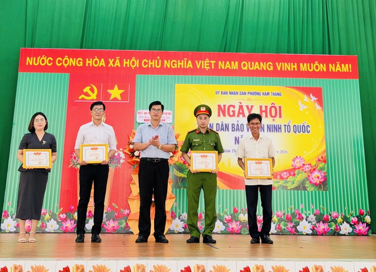 Trao giấy khen cho các tập thể có thành tích xuất sắc trong phong trào tại Ngày hội Phường Hàm Thắng, Lâm Đồng: Sôi nổi Ngày hội “Toàn dân bảo vệ an ninh Tổ quốc” năm 2026