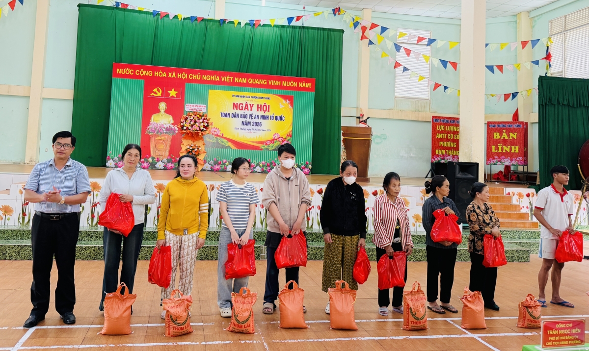 Trao quà cho các hộ khó khăn ở địa phương trong Ngày hội Phường Hàm Thắng, Lâm Đồng: Sôi nổi Ngày hội “Toàn dân bảo vệ an ninh Tổ quốc” năm 2026