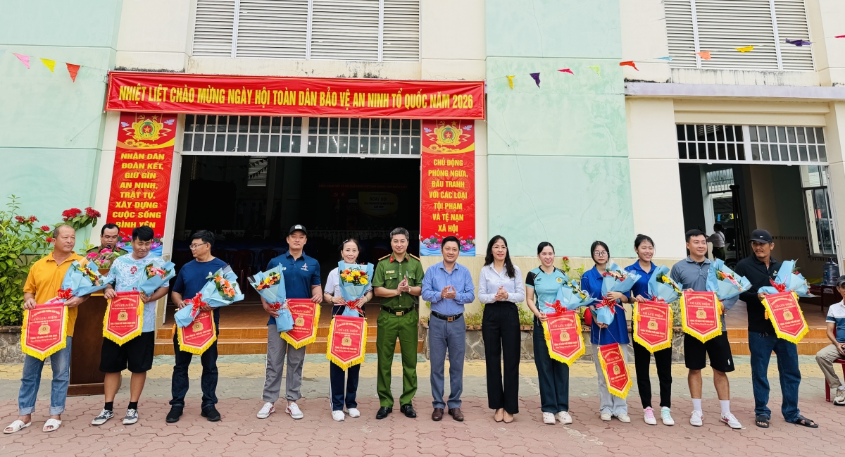 Trao cờ lưu niệm cho các đội tham gia Ngày hội “Toàn dân bảo vệ an ninh Tổ quốc” Trao cờ lưu niệm cho các đội tham gia Ngày hội “Toàn dân bảo vệ an ninh Tổ quốc”