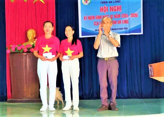 CLB khen thưởng tổ dưỡng sinh và cá nhân xuất sắc