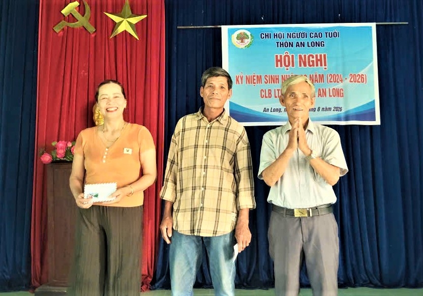 CLB tặng quà thành viên hoàn cảnh khó khăn