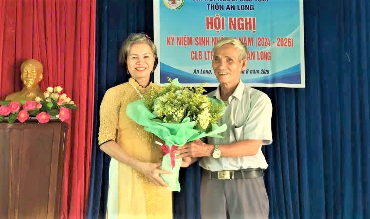 Hội NCT xã Núi Thành tặng hoa chúc mừng sinh nhật CLB