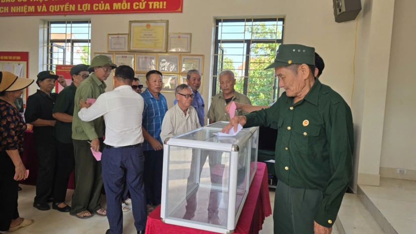 Cử tri đại diện gia đình khu Đoàn kết phường Hiệp Hòa bỏ phiếu bầu trưởng khu.(Ảnh: Nghiêm Trợ). Cử tri đại diện gia đình khu Đoàn kết phường Hiệp Hòa bỏ phiếu bầu trưởng khu.(Ảnh: Nghiêm Trợ).