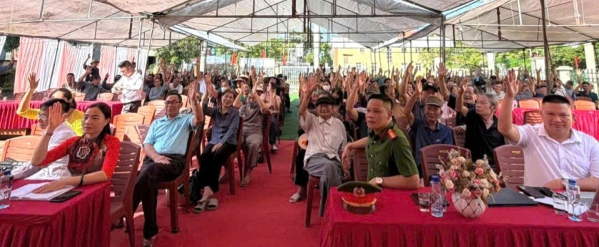 Cử tri thôn Tiến Tới, xã Đường Hoa giơ tay biểu quyết bầu trưởng thôn.(Ảnh do xã Đường Hoa cung cấp) Cử tri thôn Tiến Tới, xã Đường Hoa giơ tay biểu quyết bầu trưởng thôn.(Ảnh do xã Đường Hoa cung cấp)