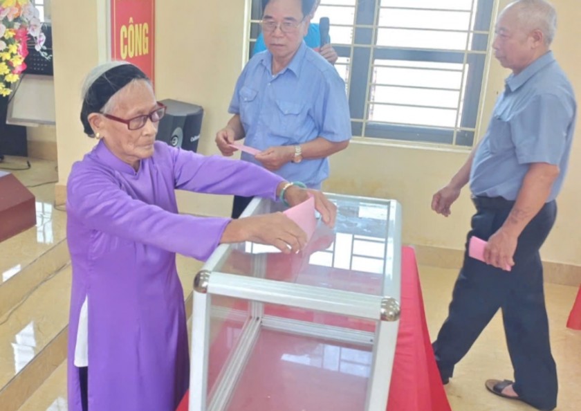 Cụ Nguyễn Thị Huệ, 97 tuổi, khu phố Chợ Đồn, phường Hiệp Hòa, bỏ phiếu bầu trưởng khu.(Ảnh; Nghiêm Trợ) Cụ Nguyễn Thị Huệ, 97 tuổi, khu phố Chợ Đồn, phường Hiệp Hòa, bỏ phiếu bầu trưởng khu.(Ảnh; Nghiêm Trợ)