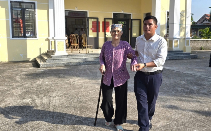 Cụ Phạm Thị Út, 94 tuổi, khu Đoàn Kết, phường Hiệp Hòa, sau khi hoàn thành việc bầu cử trưởng khu được con cháu đón về. Cụ Phạm Thị Út, 94 tuổi, khu Đoàn Kết, phường Hiệp Hòa, sau khi hoàn thành việc bầu cử trưởng khu được con cháu đón về.