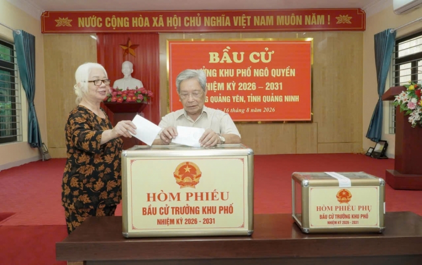 Cụ Lê Vang, 90 tuổi (áo trắng) khu phố Ngô Quyền, phường Quảng Yên bỏ phiếu bầu trưởng khu. (Ảnh do phường Quảng Yên cung cấp). Cụ Lê Vang, 90 tuổi (áo trắng) khu phố Ngô Quyền, phường Quảng Yên bỏ phiếu bầu trưởng khu. (Ảnh do phường Quảng Yên cung cấp).