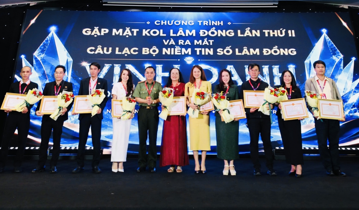 Lãnh đạo Công an tỉnh Lâm Đồng trao giấy khen cho những KOL có thành tích xuất sắc trong phong trào