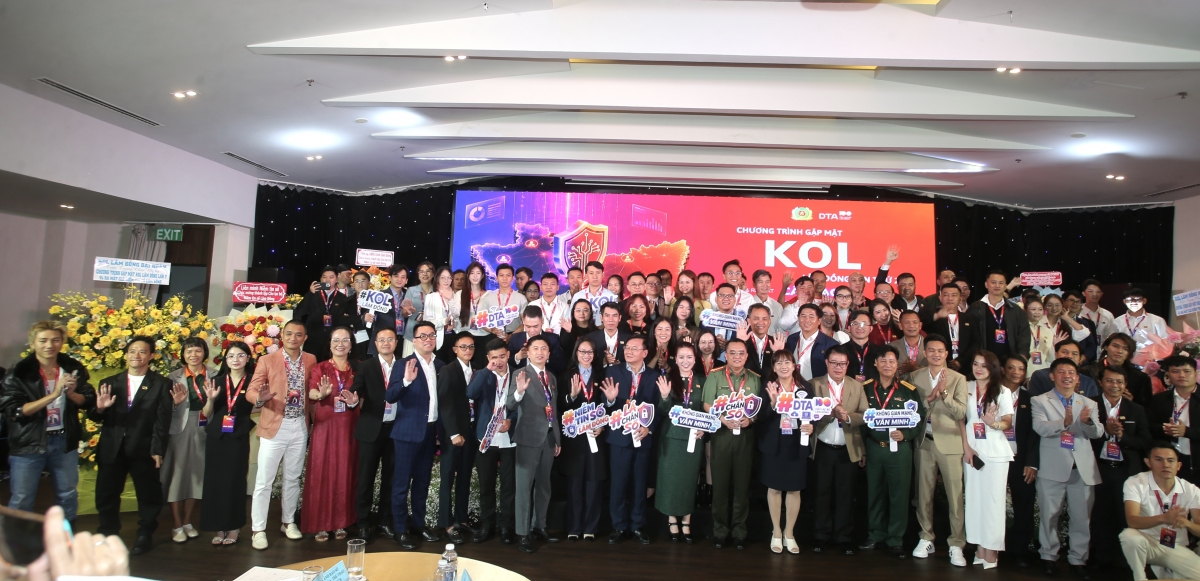Các KOL chụp hình lưu niệm cùng các đồng chí lãnh đạo