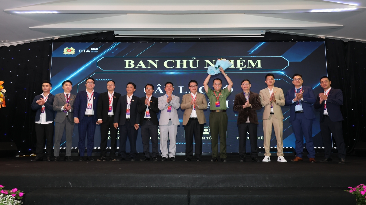 Đồng chí Nguyễn Ngọc Phúc, Phó Chủ tịch UBND tỉnh Lâm Đồng tặng hoa chúc mừng Ban Chủ nhiệm Câu lạc bộ Niềm tin số tỉnh Lâm Đồng