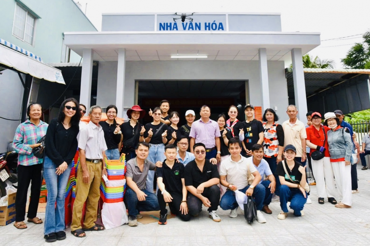 Đoàn thiện nguyện chụp hình lưu niệm tại điểm trao quà với Hội Người cao tuổi phường