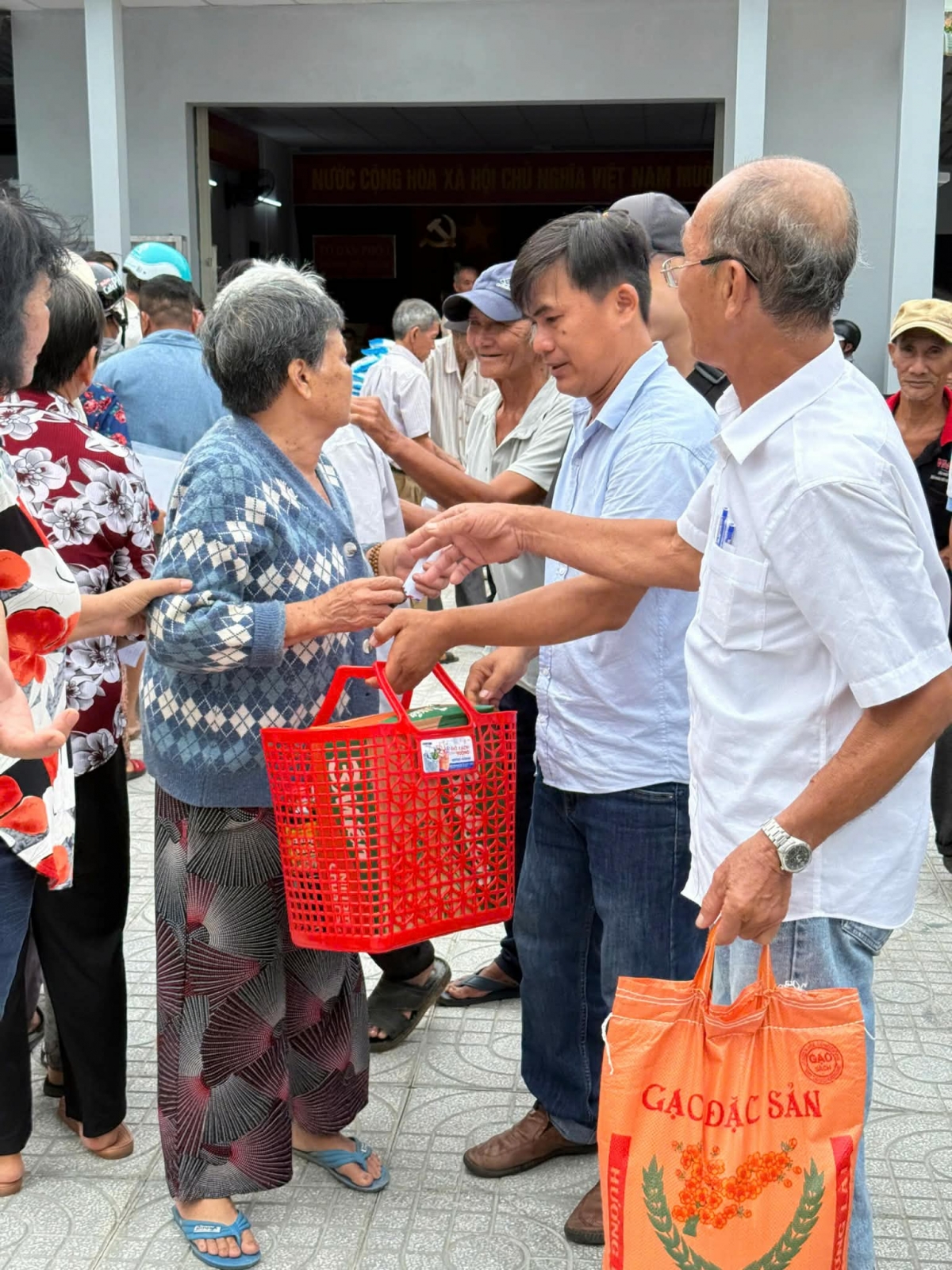 Trao quà cho người cao tuổi