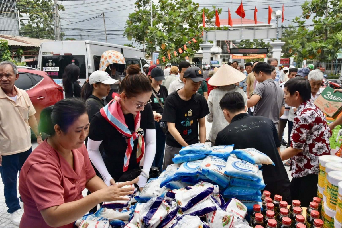 Trao quà cho người cao tuổi khó khăn