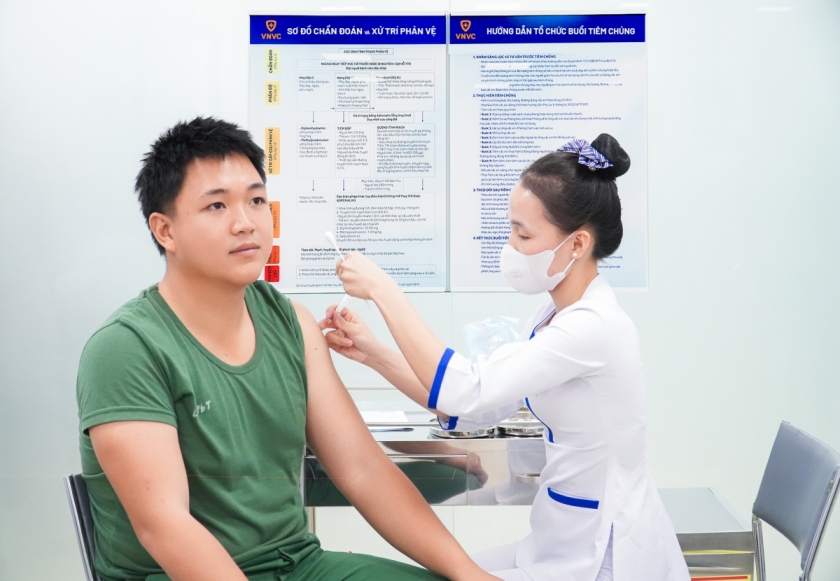 Hạ sĩ Nguyễn Hữu Toàn bày tỏ vui mừng khi được VNVC tổ chức tiêm vắc xin não mô cầu.