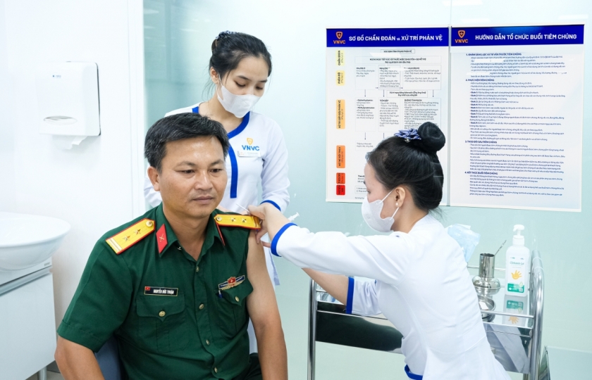 Trung tá Nguyễn Đức Thuận tiêm vắc xin não mô cầu tại VNVC Hoàng Văn Thụ chiều 17/8.