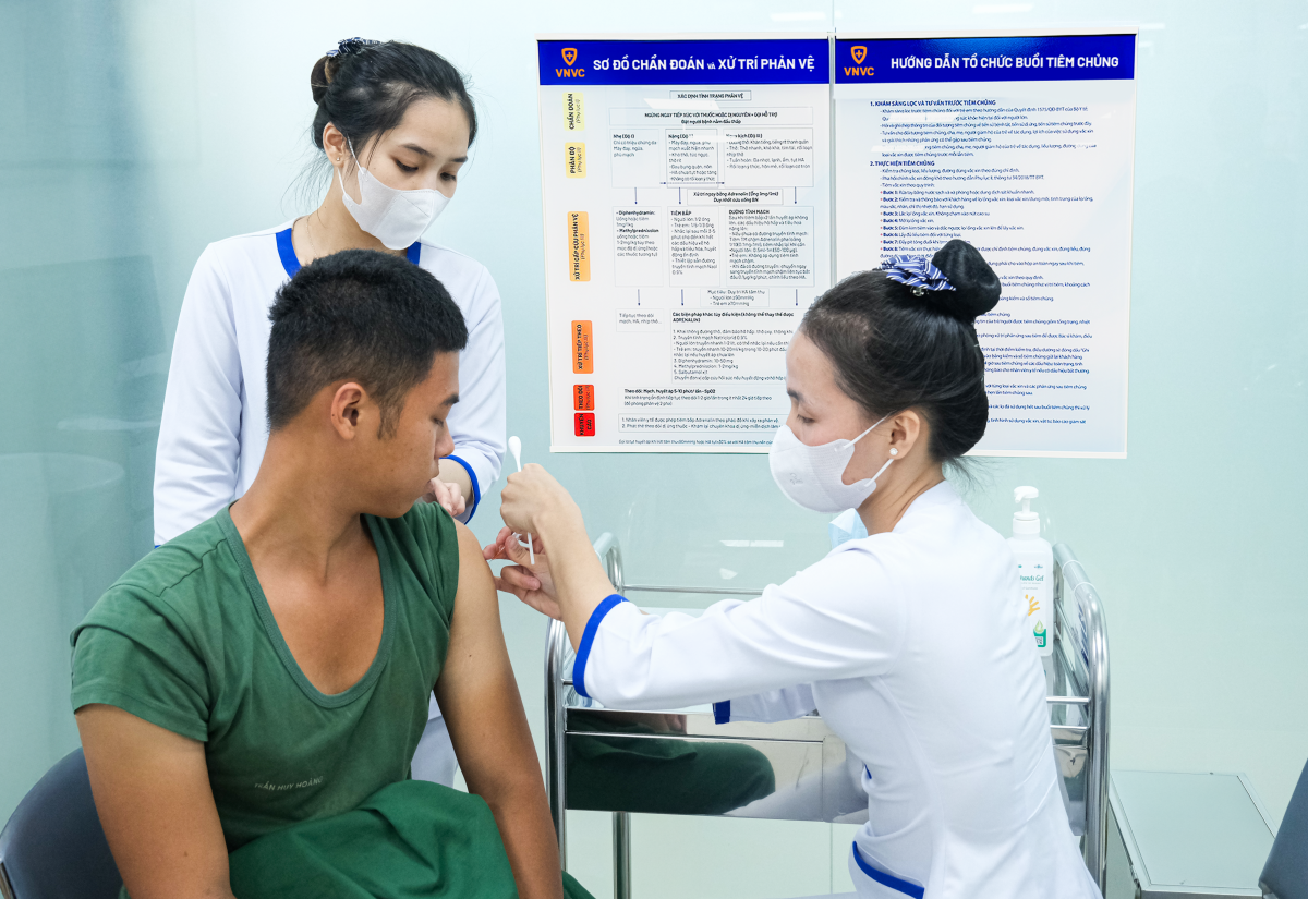 VNVC tiêm vắc xin não mô cầu miễn phí cho 200 cán bộ, chiến sĩ Quân khu 7