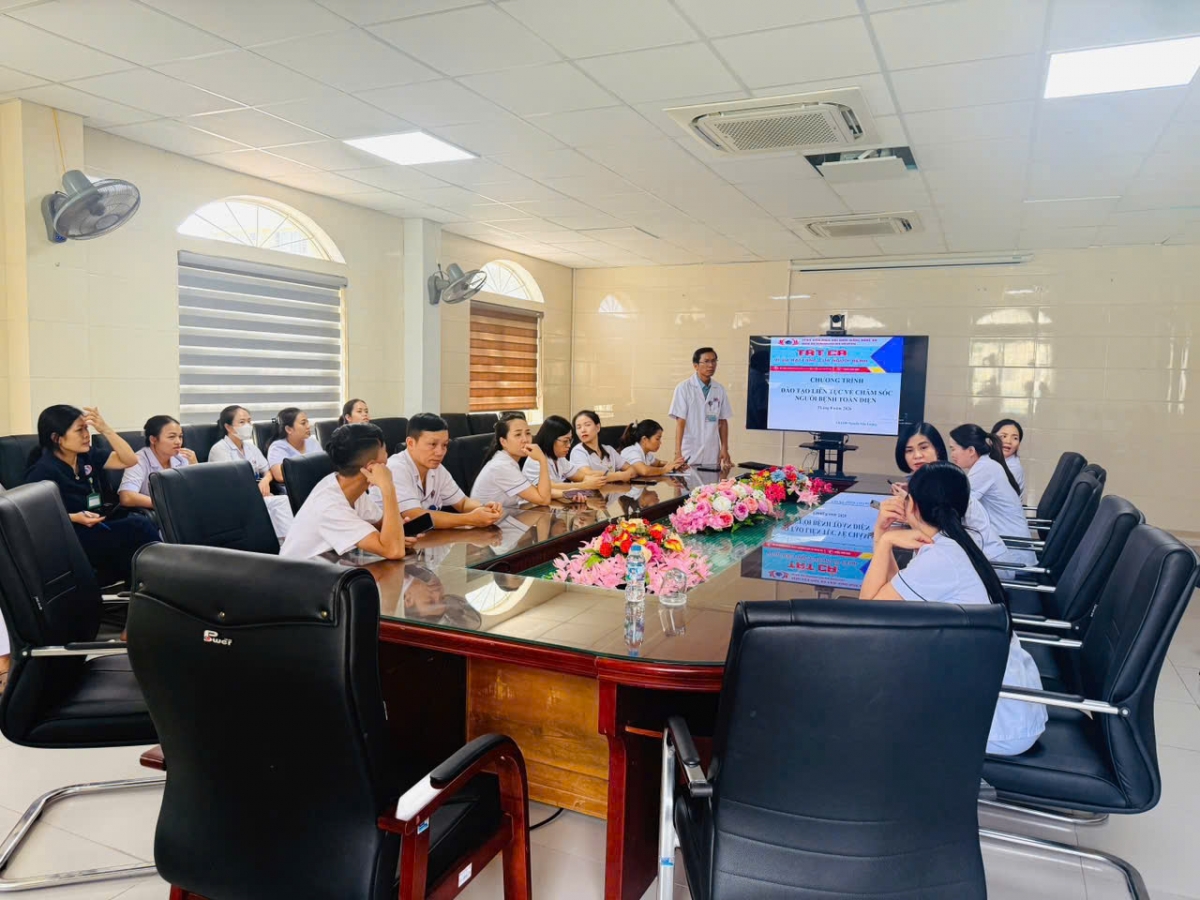 Bệnh viện Phục hồi chức năng Nghệ An tổ chức tập huấn chuyên môn cho đội ngũ điều dưỡng, tập trung phân cấp chăm sóc và thực hiện chăm sóc người bệnh toàn diện Bệnh viện Phục hồi chức năng Nghệ An tổ chức tập huấn chuyên môn cho đội ngũ điều dưỡng, tập trung phân cấp chăm sóc và thực hiện chăm sóc người bệnh toàn diện