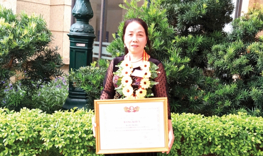 Người phụ nữ cao tuổi tạo việc làm cho người dân địa phương Người phụ nữ cao tuổi tạo việc làm cho người dân địa phương