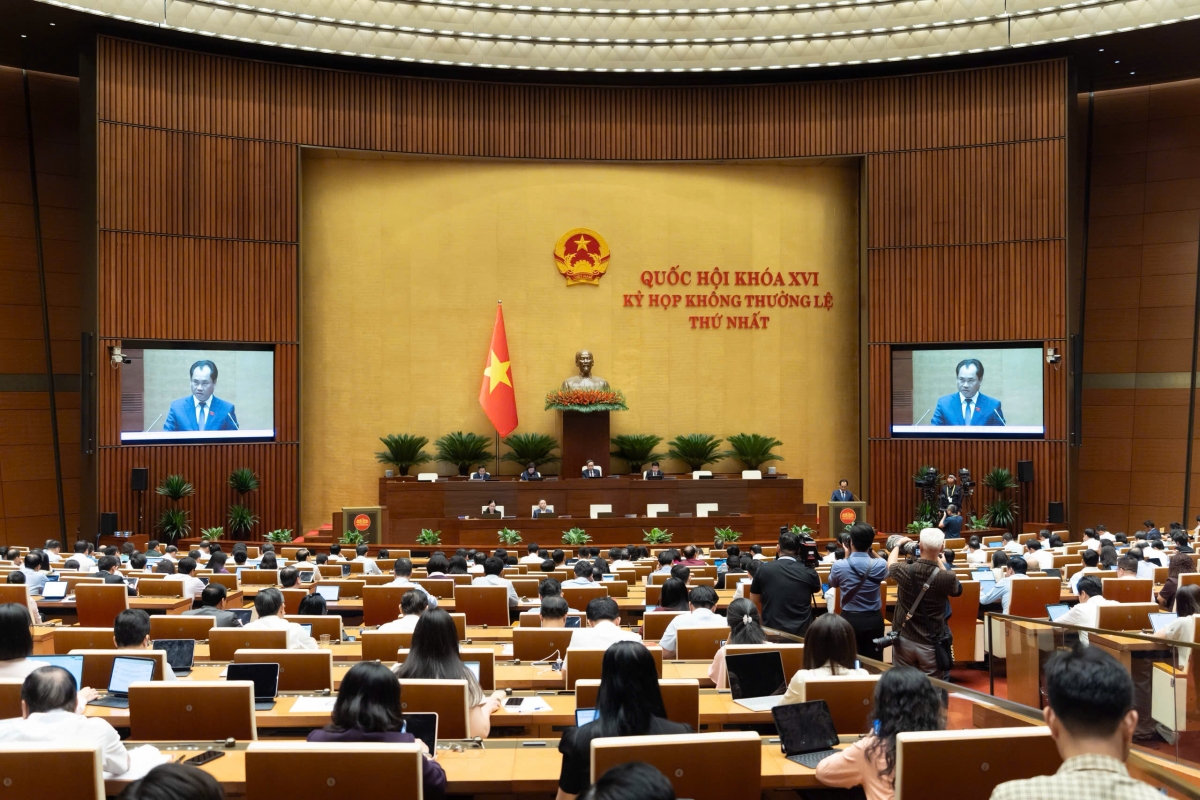 Toàn cảnh  phiên thảo luận  tại hội trường về sửa đổi Luật Đất đai năm 2024.