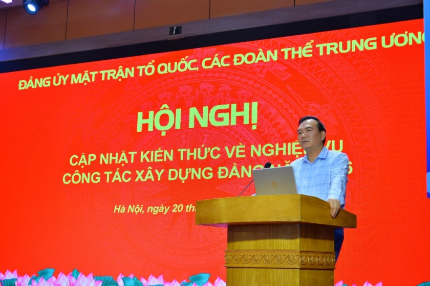 Ông Nguyễn Minh Chung, Ủy viên Ban Thường vụ, Trưởng Ban Tuyên giáo và Dân vận Đảng ủy MTTQ, các đoàn thể Trung ương phát biểu chỉ đạo tại Hội nghị. 