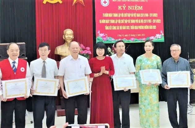Cán bộ cơ sở hết lòng vì dân