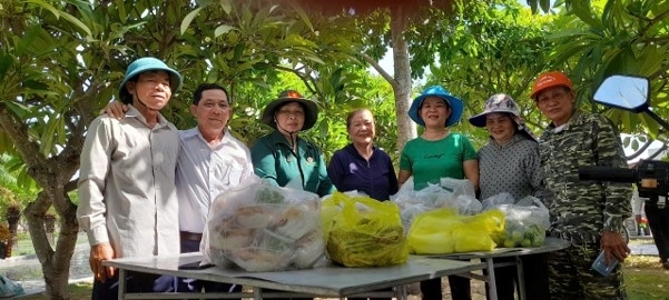 Các tình nguyện viên Hội NCT phường Phú Yên hăng hái đồng hành cùng “Chiến dịch 500 ngày đêm...” tại Nghĩa trang liệt sĩ Phú Yên.