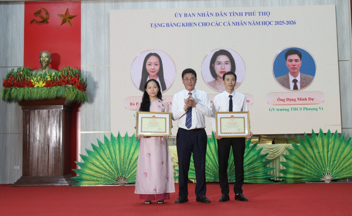 Đồng chí Trần Mạnh Hà, Phó Bí thư, Chủ tịch UBND xã Tiên Lương trao Bằng khen của UBND tỉnh c