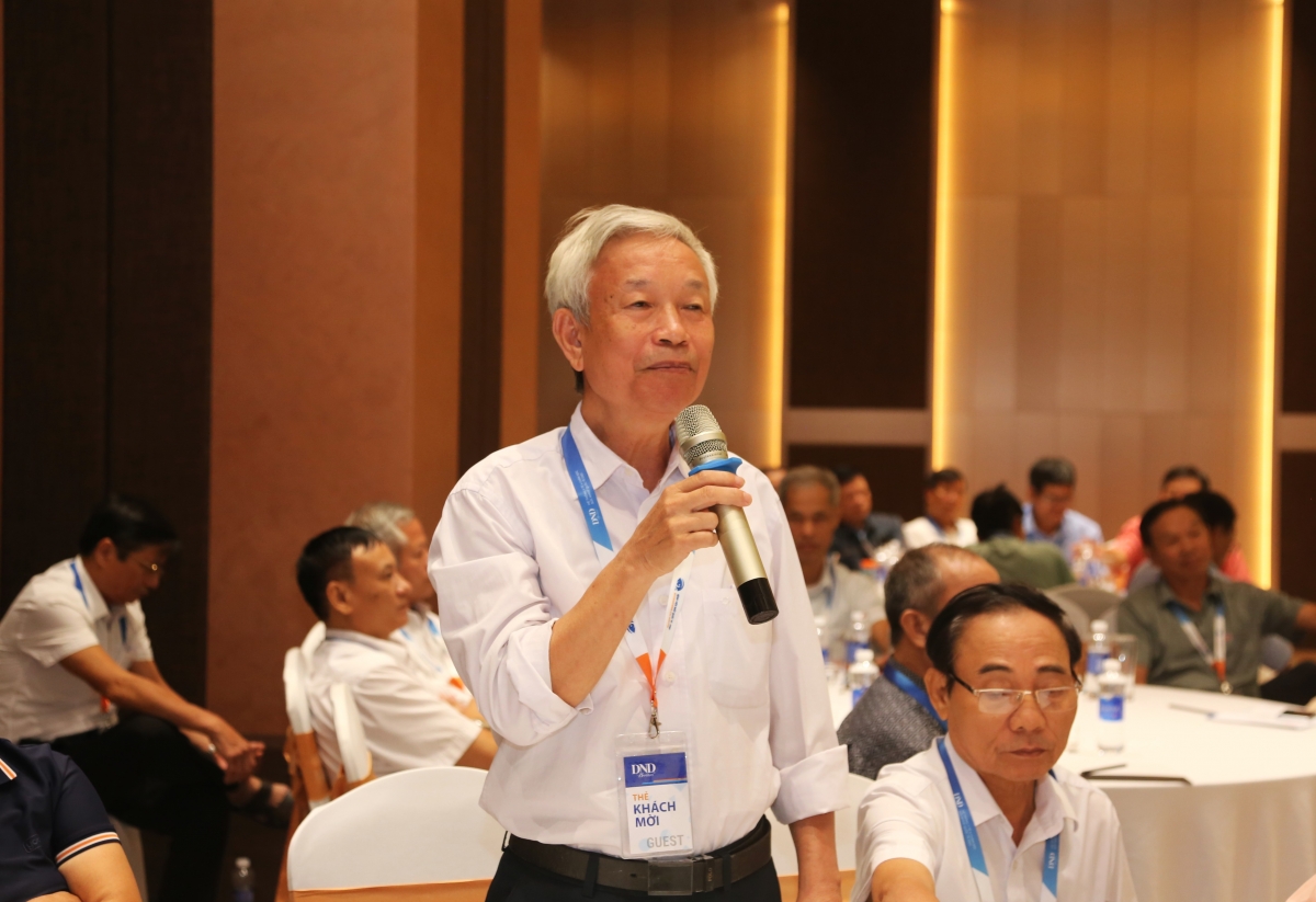 Đại biểu nêu ý kiến thảo luận