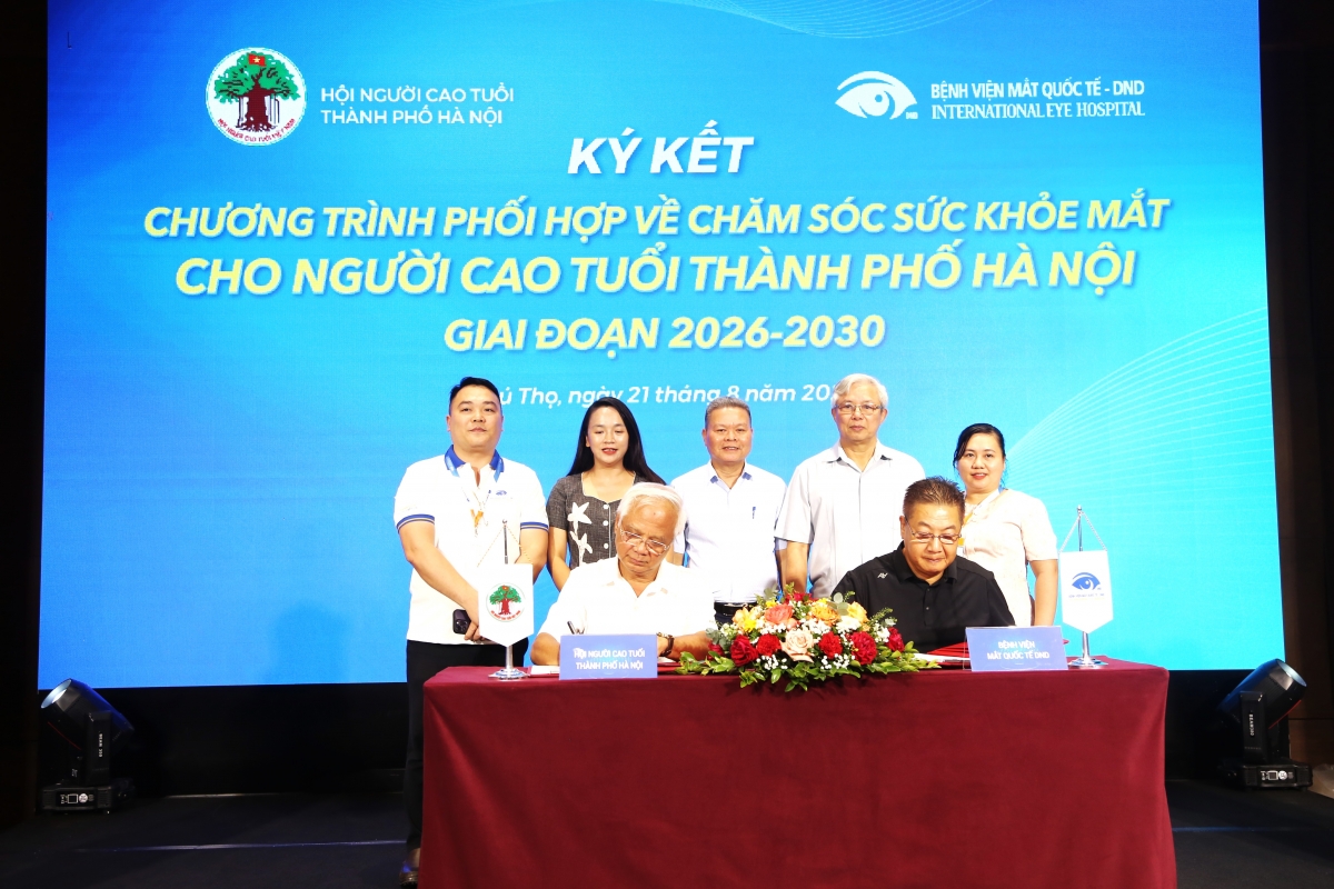 Để tuổi già thêm sáng trong từ những đôi mắt sáng