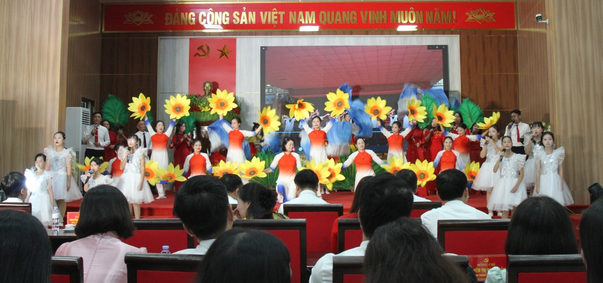 Tiết mục văn nghệ chào mừng Hội nghị 