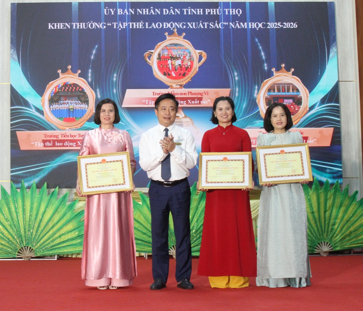 Đồng chí Nguyễn Quốc Dũng, Bí thư Đảng ủy xã khen thưởng 