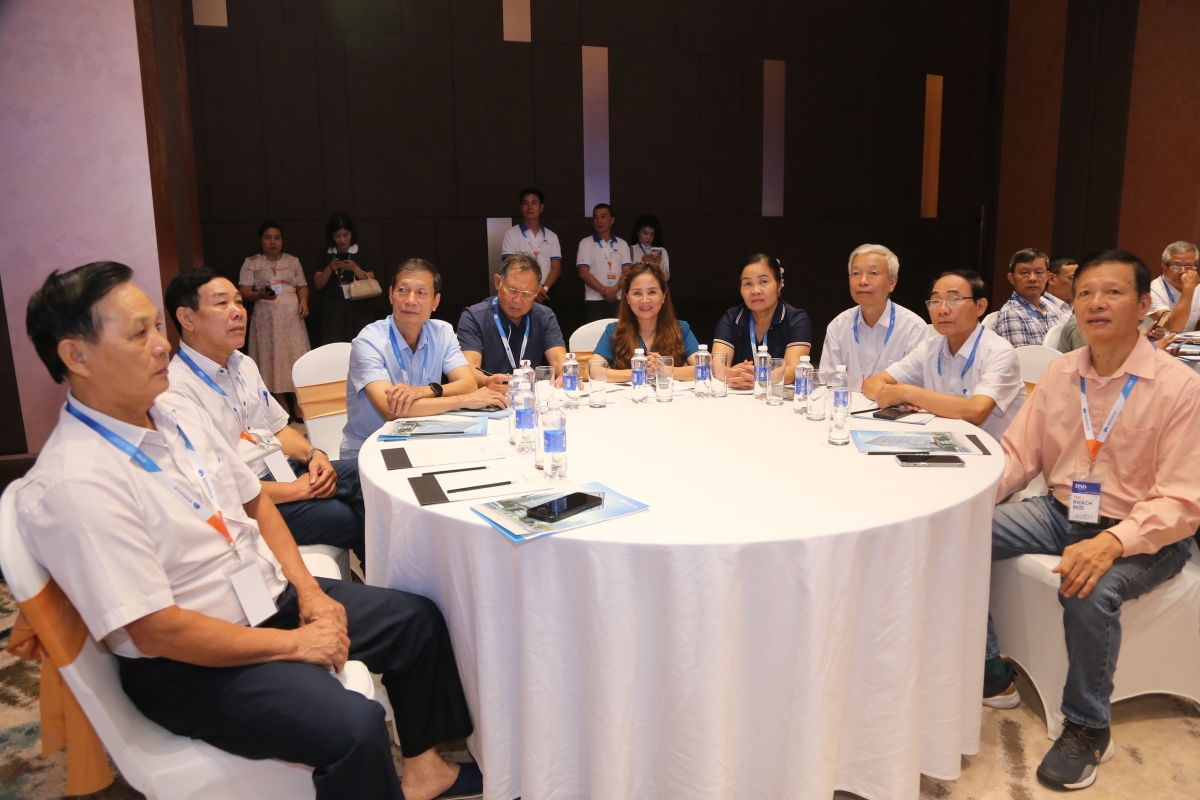 Để tuổi già thêm sáng trong từ những đôi mắt sáng