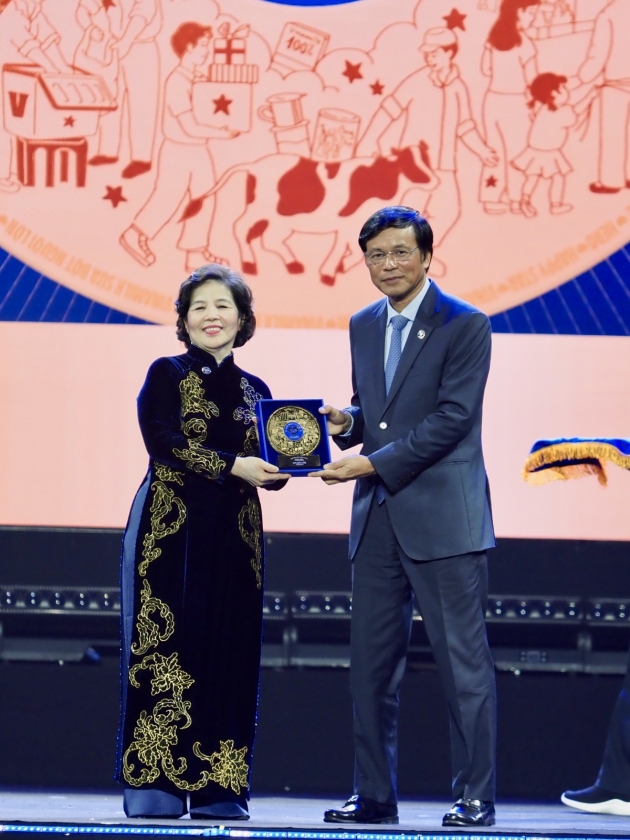 Chủ tịch HĐQT Vinamilk Nguyễn Hạnh Phúc trao Kỷ niệm chương 50 năm cống hiến trọn đời cho Tổng Giám đốc Mai Kiều Liên. Ảnh: Vi Nam