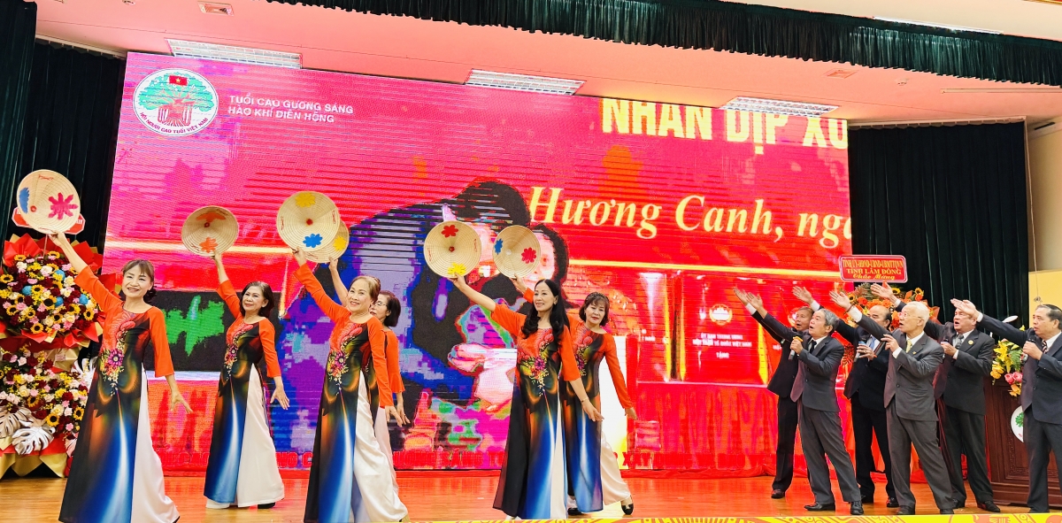 Văn nghệ chào mừng Đại hội Hội NCT tỉnh Lâm Đồng