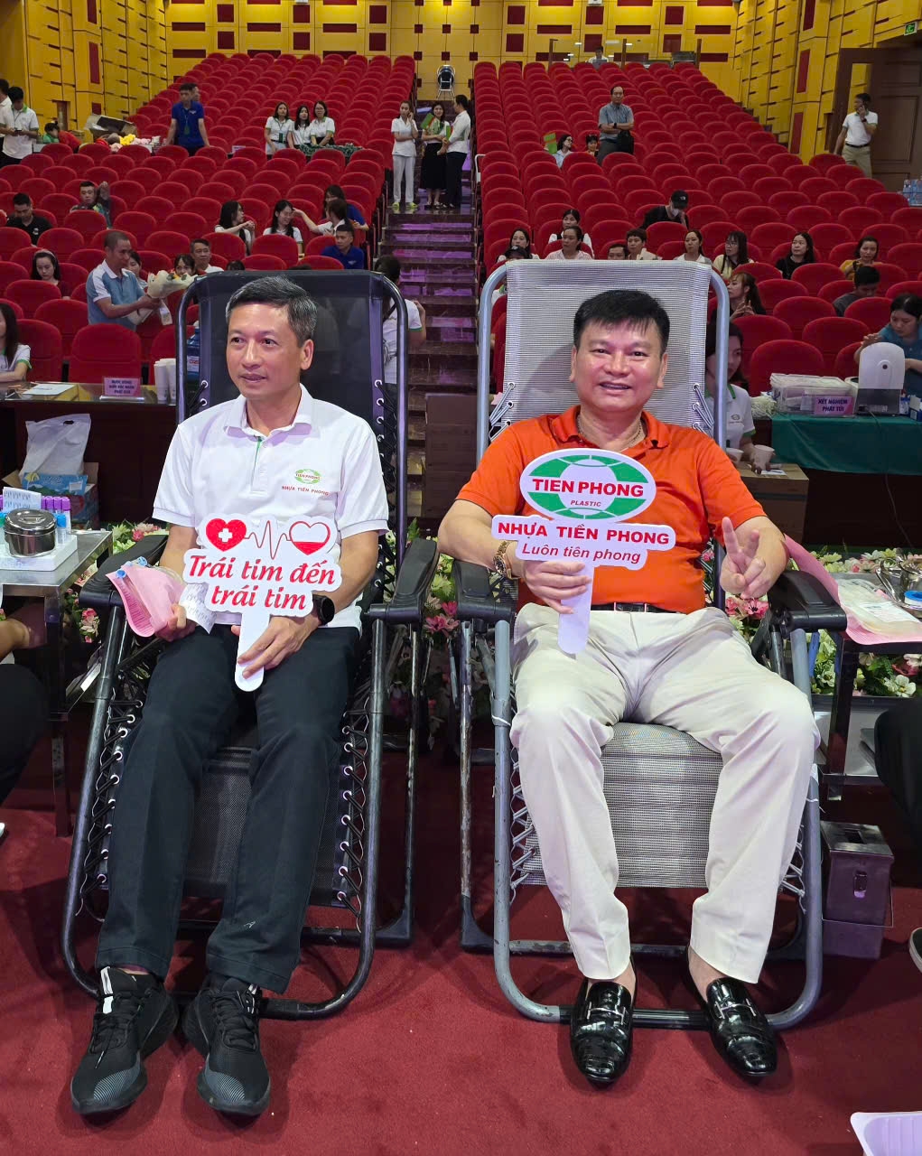 Các lãnh đạo của Nhựa Tiền Phong hạnh phúc khi đuowjc tham gia hiến máu tình nguyện tại chương trình.