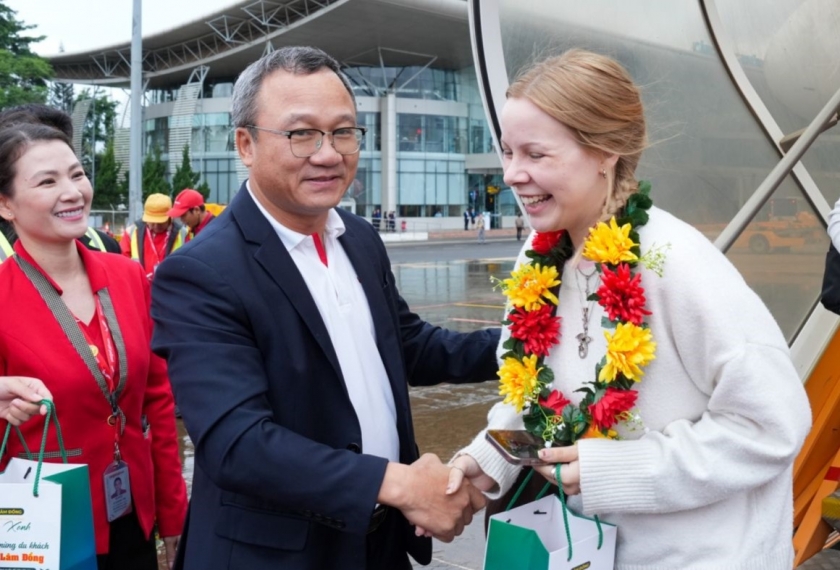 Ông Khuất Việt Hùng, Phó Chủ tịch HĐQT Vietjet, chào đón những hành khách đầu tiên trên chuyến bay từ Hà Nội đến Đà Lạt
