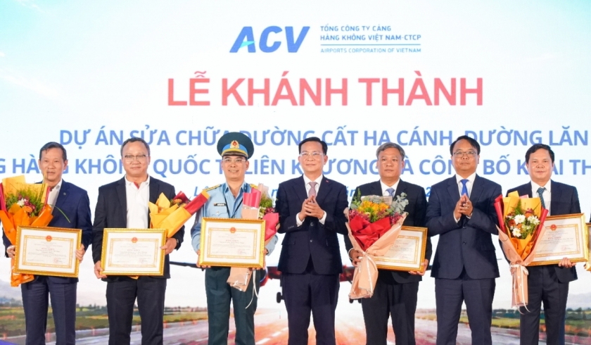 Ông Hồ Văn Mười, Ủy viên Ban Chấp hành Trung ương Đảng, Phó Bí thư Tỉnh ủy, Chủ tịch UBND tỉnh Lâm Đồng (ở giữa), trao Bằng khen cho Vietjet vì có đóng góp tích cực trong việc khôi phục hoạt động khai thác tại Cảng hàng không Liên Khương