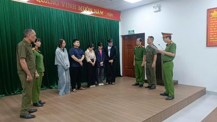 Cơ quan CSĐT Công an tỉnh Bắc Ninh tống đạt quyết định tố tụng đối với các đối tượng trong vụ án. Cảnh giác trước những quảng cáo về chăm sóc sức khỏe, làm đẹp